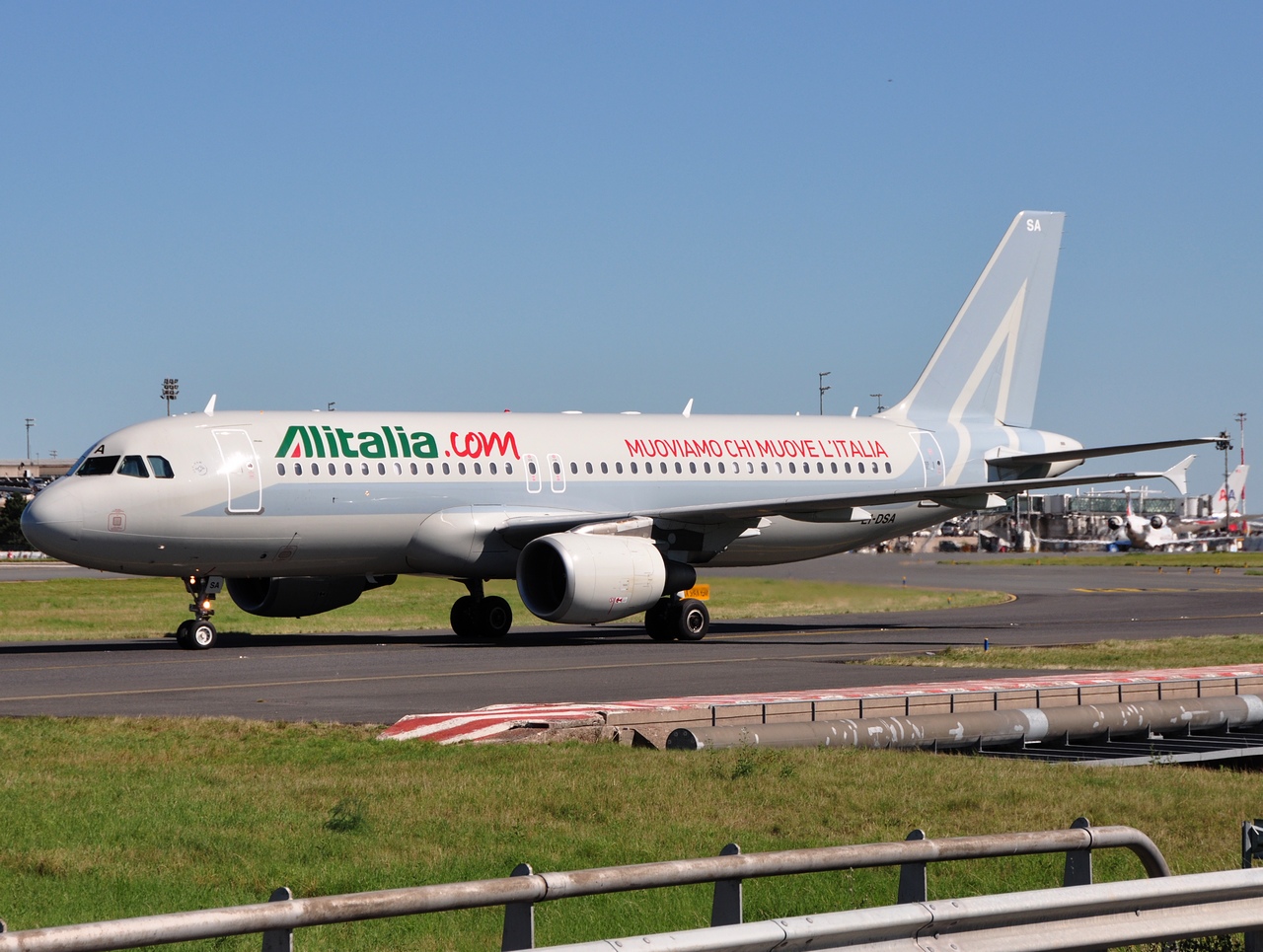EI-DSA - A320-216 - Alitalia - CDG - 21-08-2010