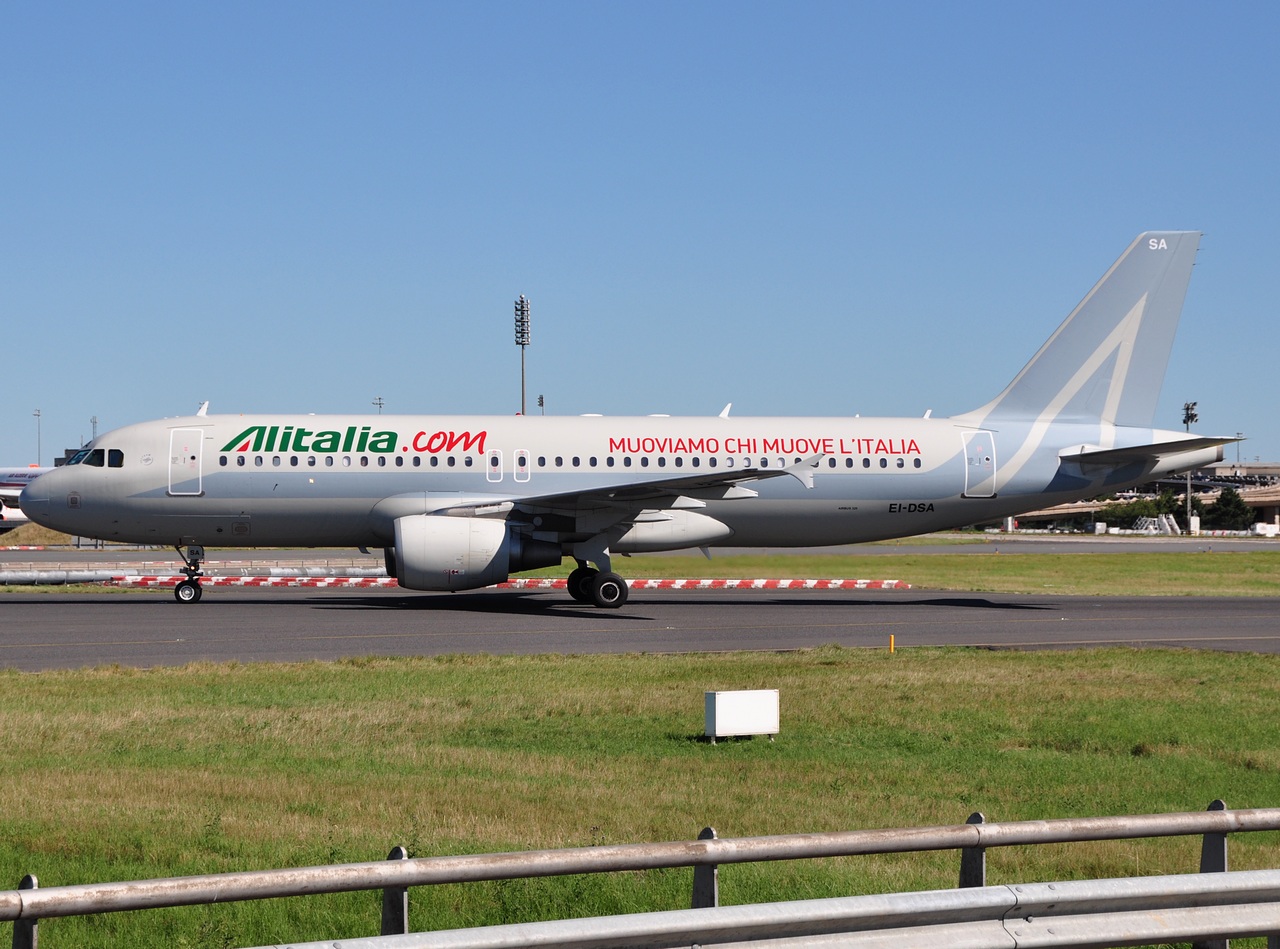 EI-DSA - A320-216 - Alitalia - CDG - 21-08-2010b