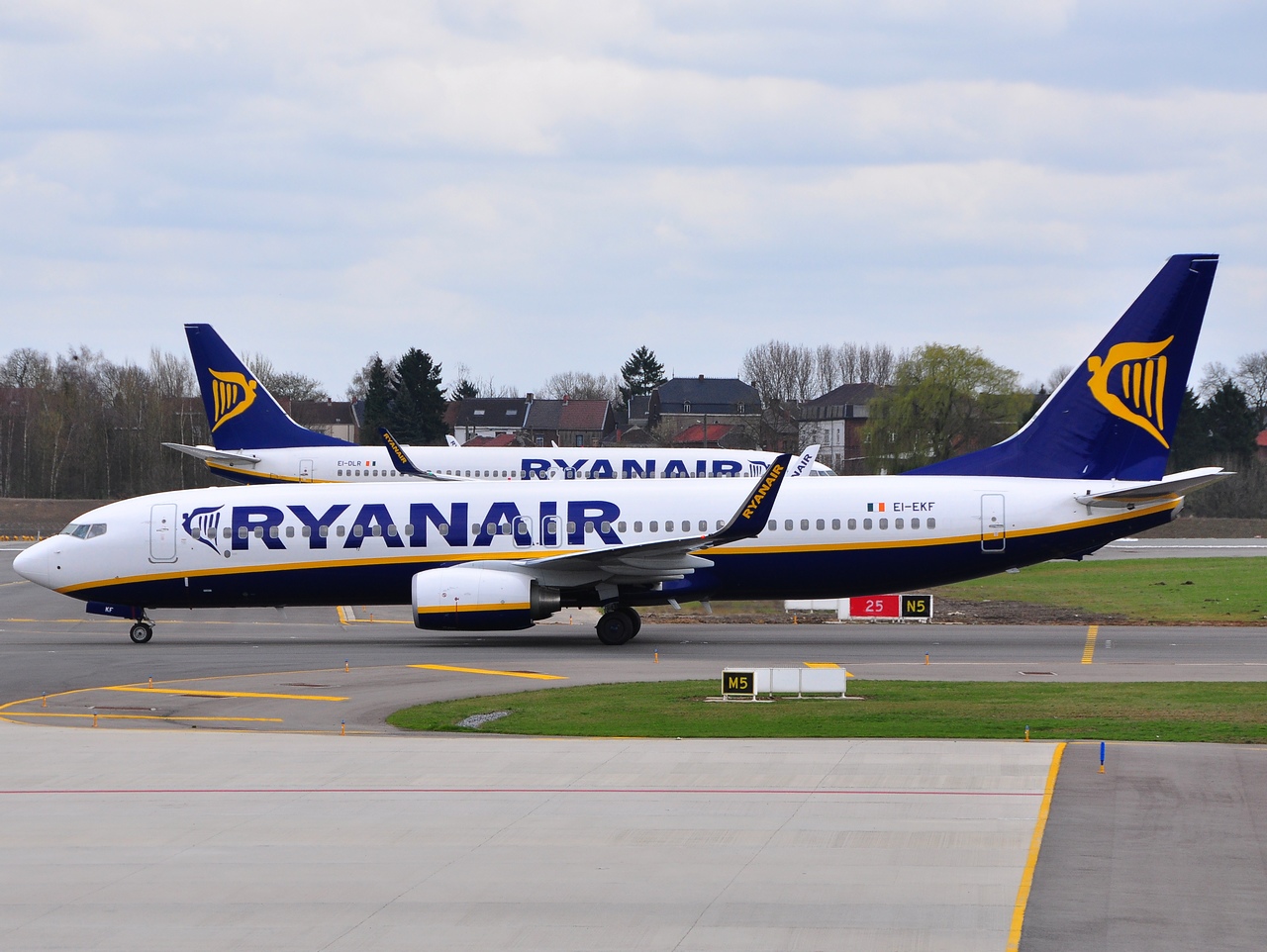 EI-EKF - 737-8AS(WL) - Ryanair - CRL - 05-04-2010