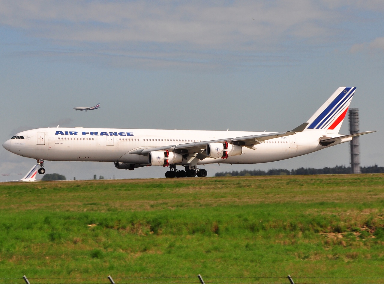F-GLZO - A340-313 - Air France - CDG - 01-05-2010