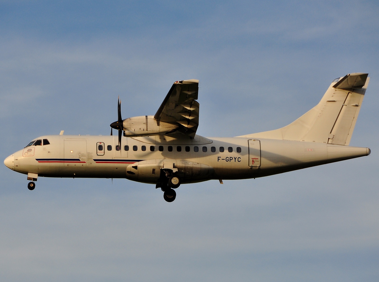 F-GPYC - ATR 42-500 - Air Littoral - TLS - 27-04-2010
