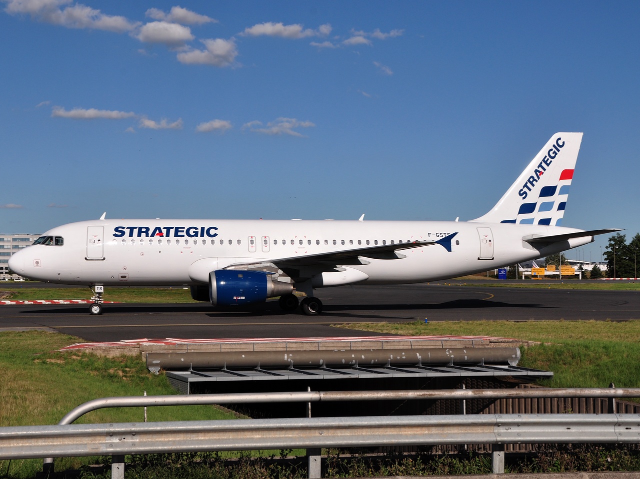 F-GSTS - A320-211 - Strategic Airlines _ France - CDG - 21-08-2010