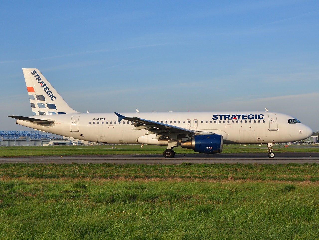F-GSTS - A320-211 - Strategic Airlines _ France - TLS - 29-04-2010c