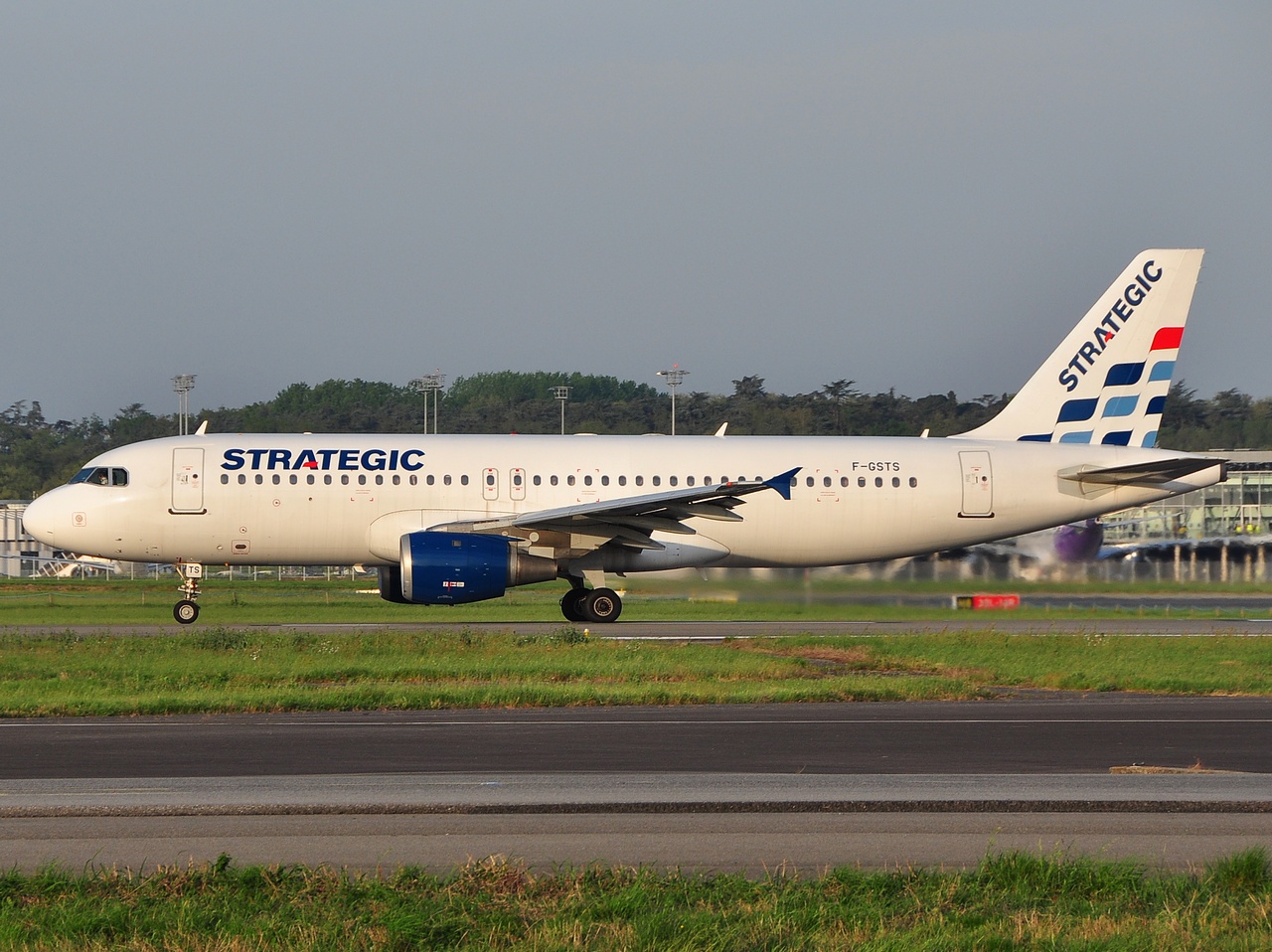 F-GSTS - A320-211 - Strategic Airlines _ France - TLS - 29-04-2010d