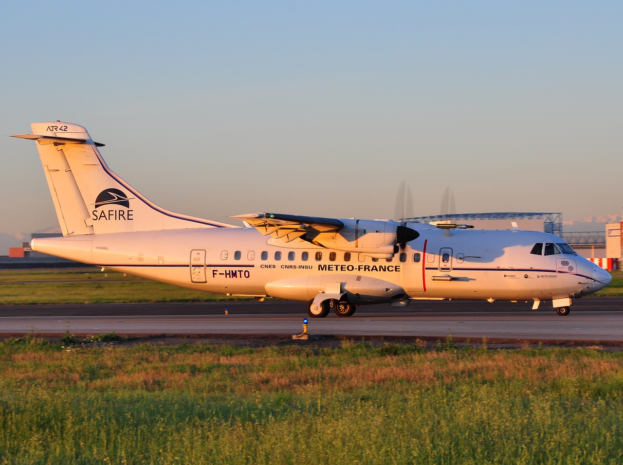 F-HMTO - ATR 42-320 - Centre d'Aviation Meteorologique - TLS - 28-04-2010