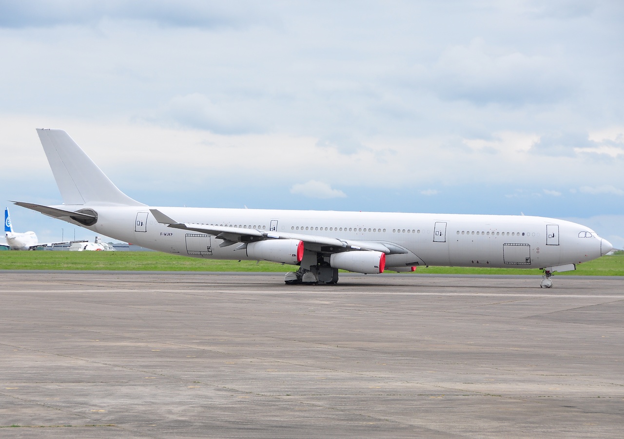 F-WJKP - A340-313 - Airbus Financial Services (AFS) - CHR - 30-04-2010