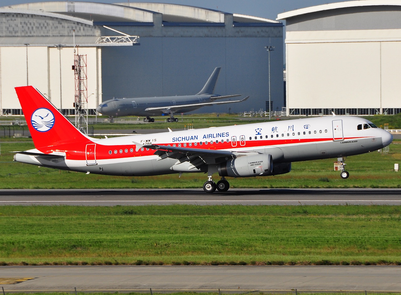 F-WWIS - A320-216 - Sichuan Airlines - TLS - 28-04-2010