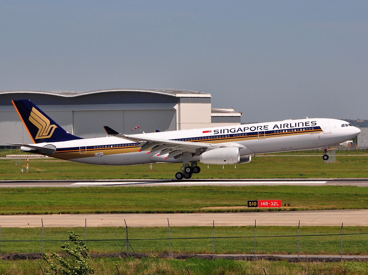F-WWKR - A330-343 - Singapore Airlines - TLS - 28-04-2010c