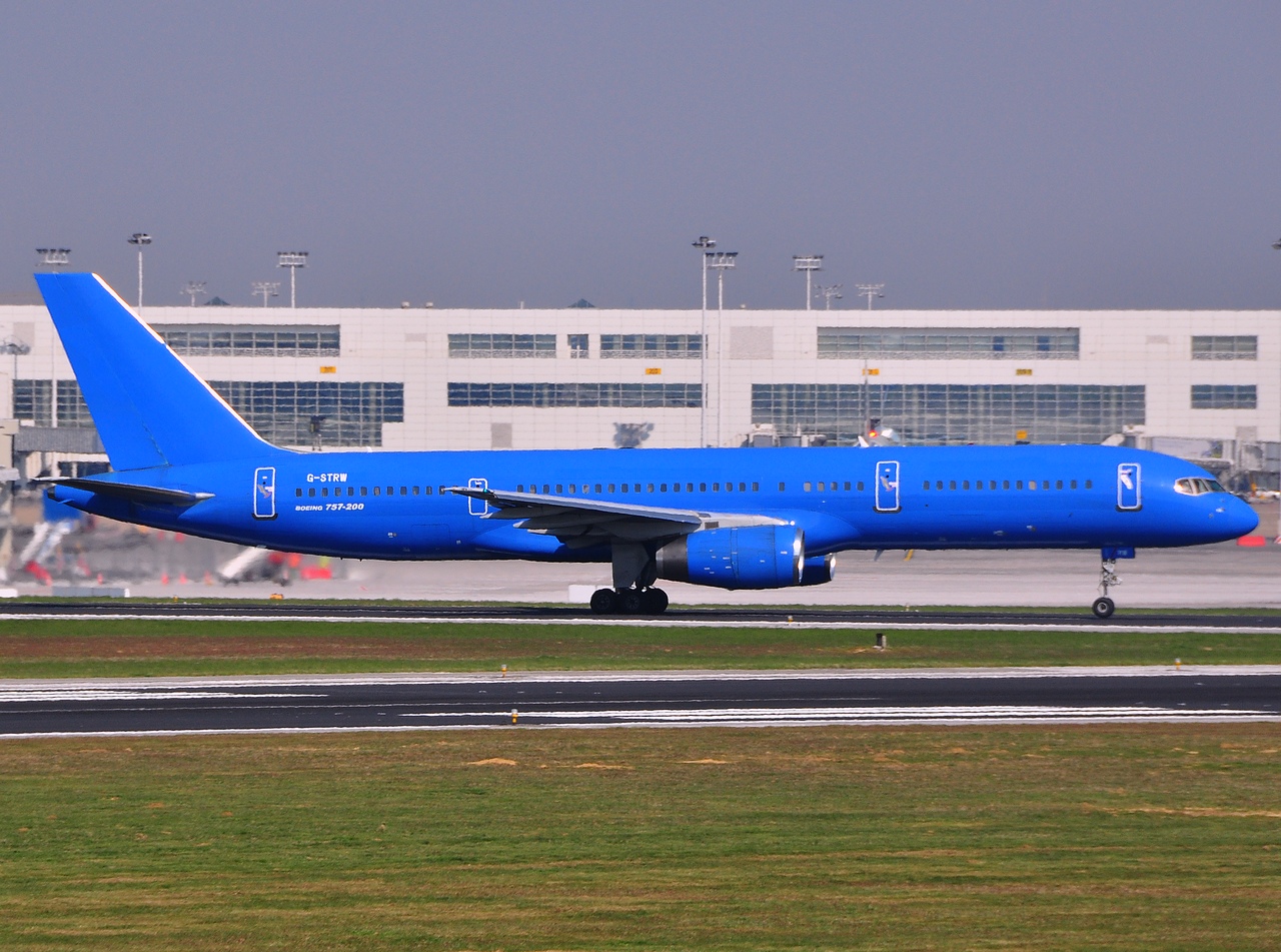 G-STRW - 757-28A - Astraeus Airlines - BRU - 23-04-2010