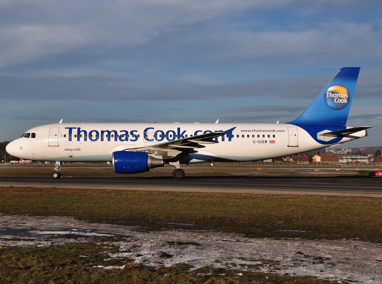 G-SUEW - A320-214 - Thomas Cook Airlines - SZG - 08-01-2010b