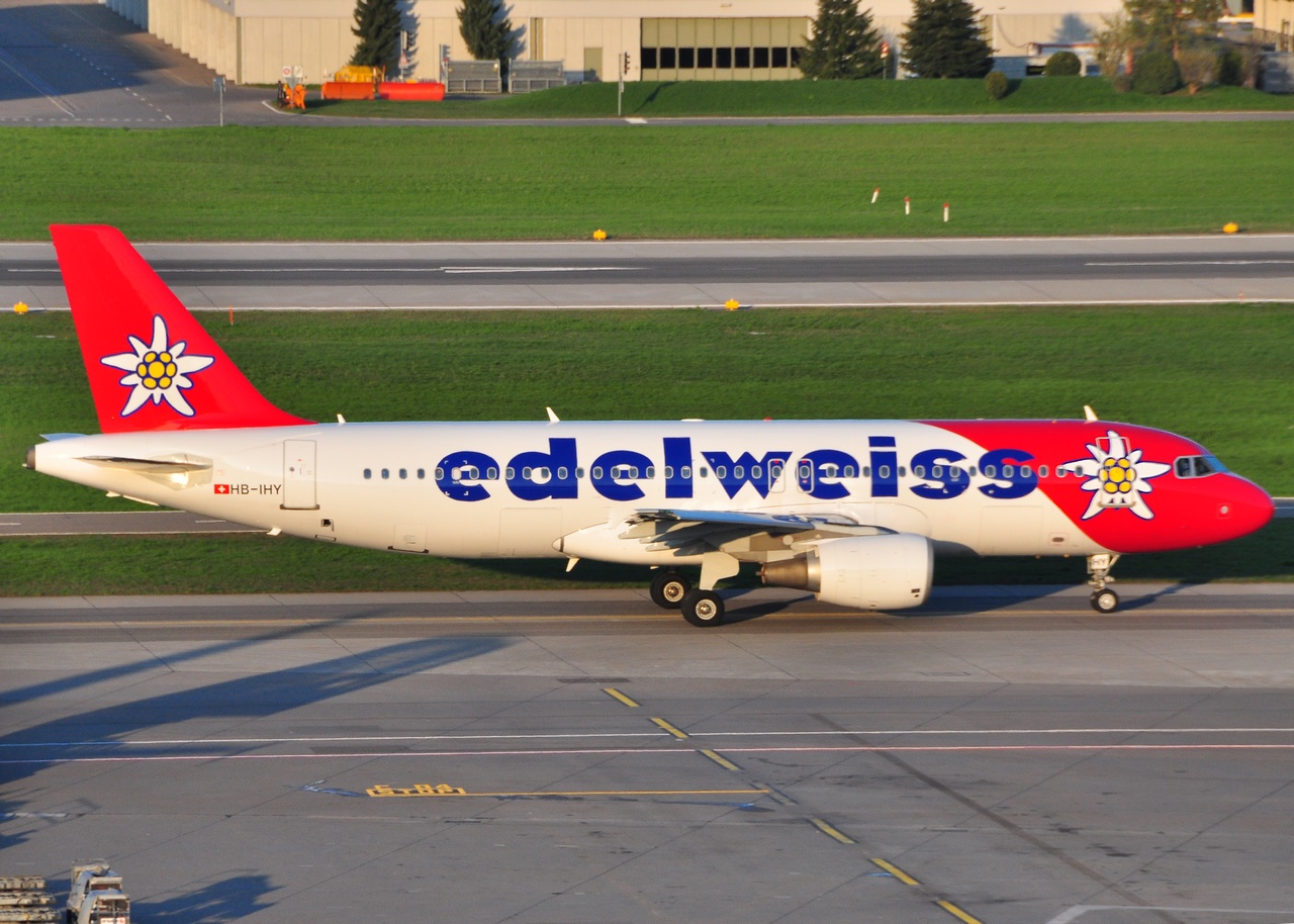 HB-IHY - A320-214 - Edelweiss Air - ZRH - 11-04-2010