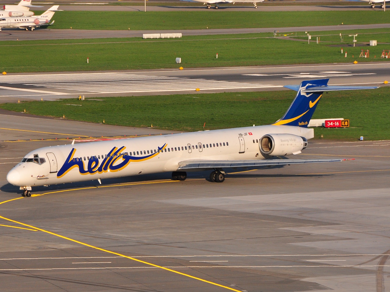 HB-JIF - MD-90-30 - Hello AG - ZRH - 11-04-2010b