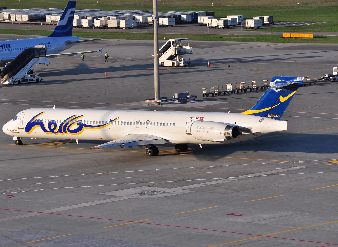 HB-JIF - MD-90-30 - Hello AG - ZRH - 11-04-2010c