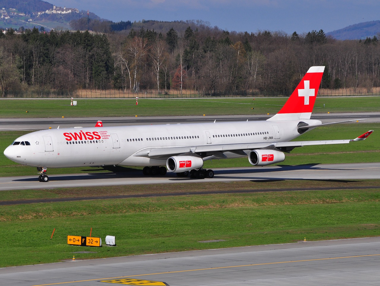 HB-JMA - A340-313 - Swiss - ZRH - 11-04-2010b