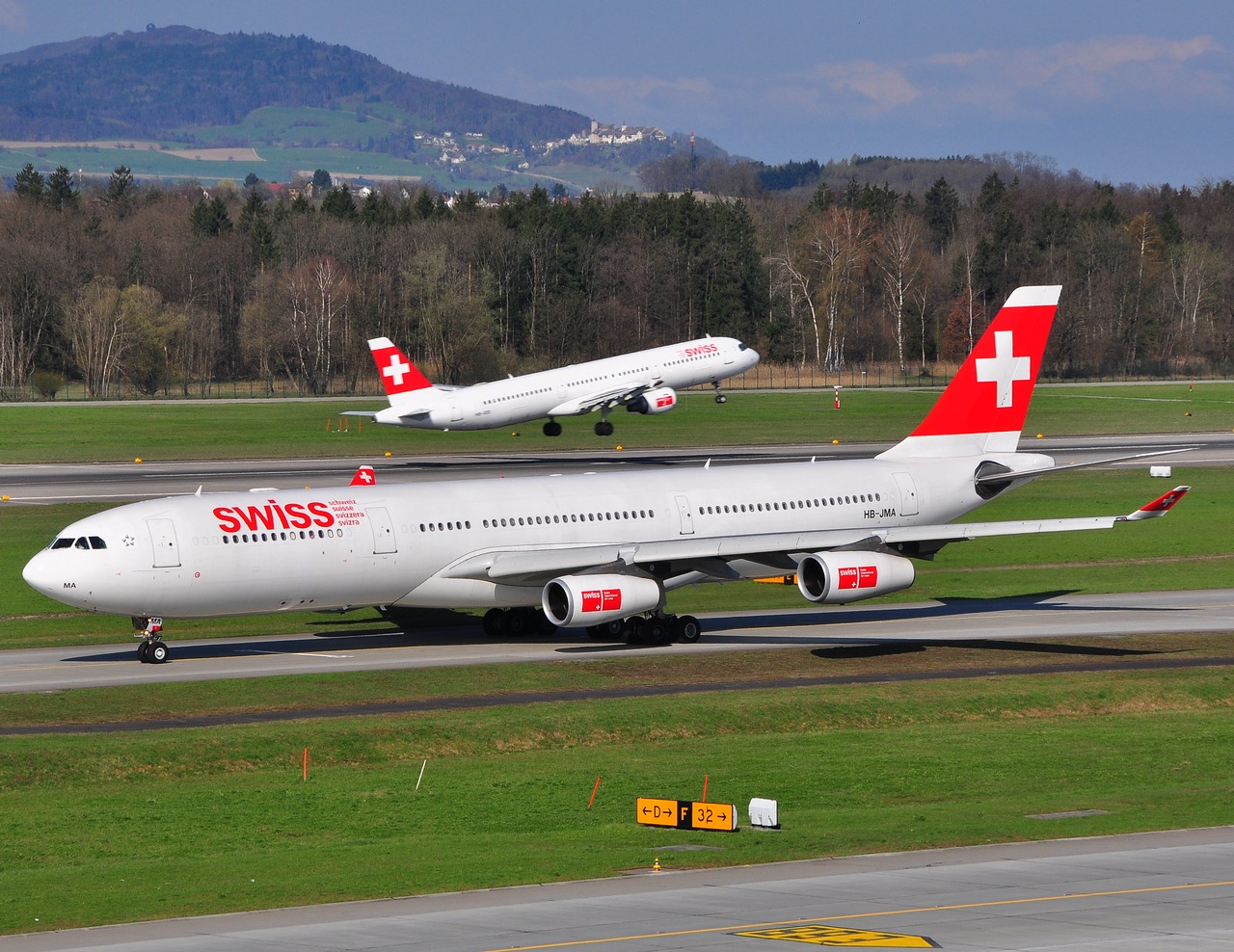 HB-JMA - A340-313 - Swiss - ZRH - 11-04-2010c