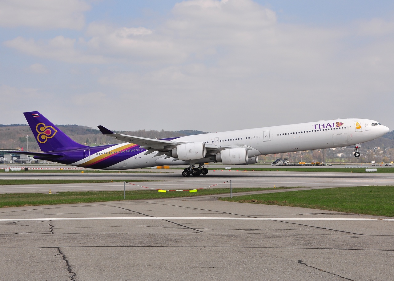 HS-TNA - A340-642 - Thai Airways International - ZRH - 10-04-2010b