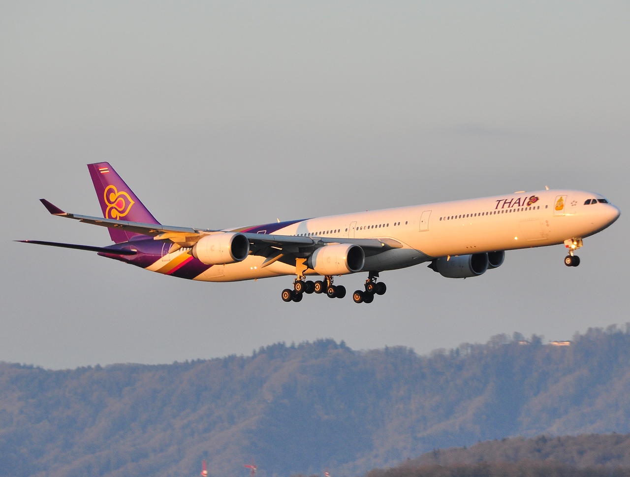 HS-TNB - A340-642 - Thai Airways International - ZRH - 11-04-2010