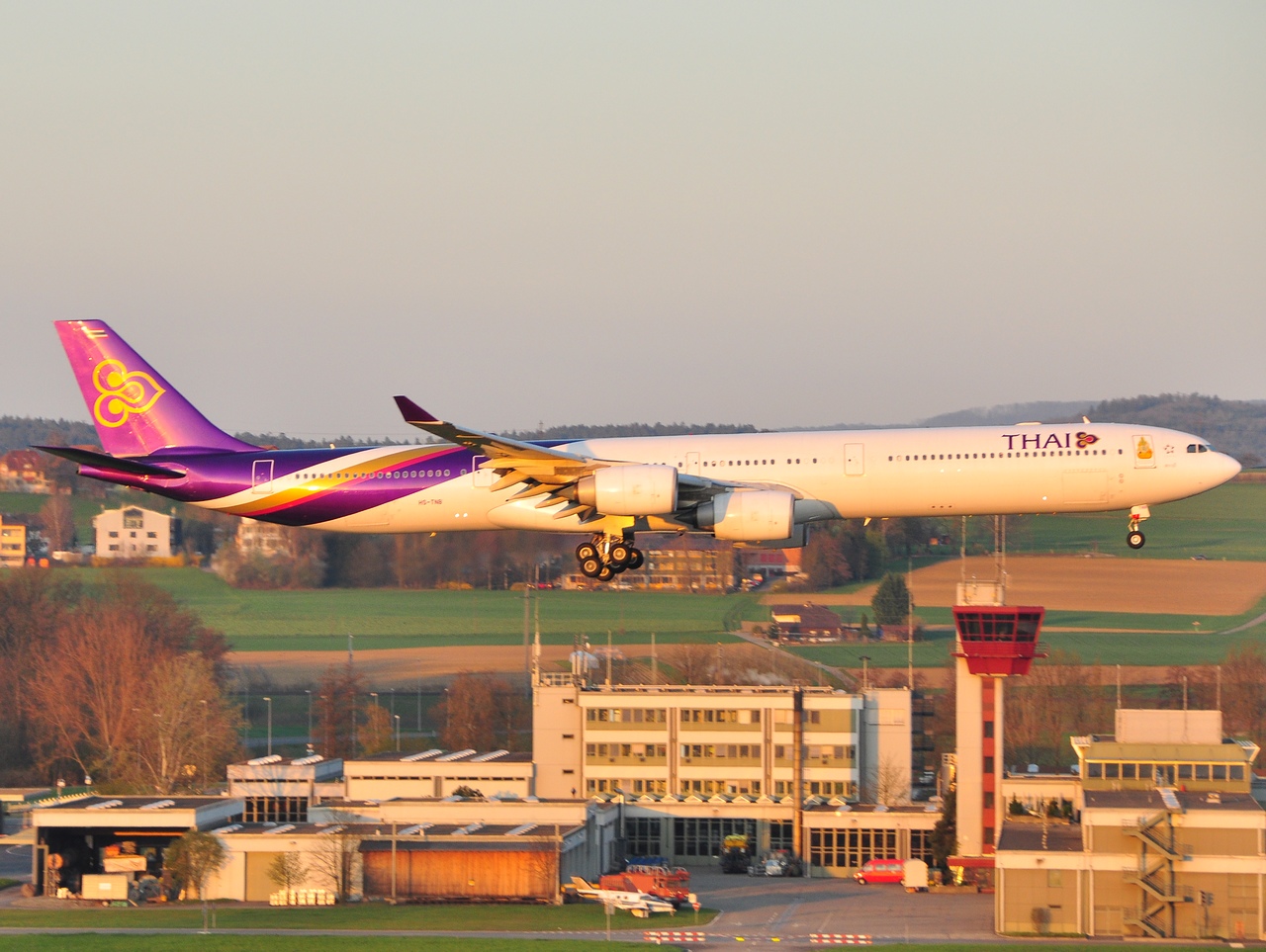 HS-TNB - A340-642 - Thai Airways International - ZRH - 11-04-2010b