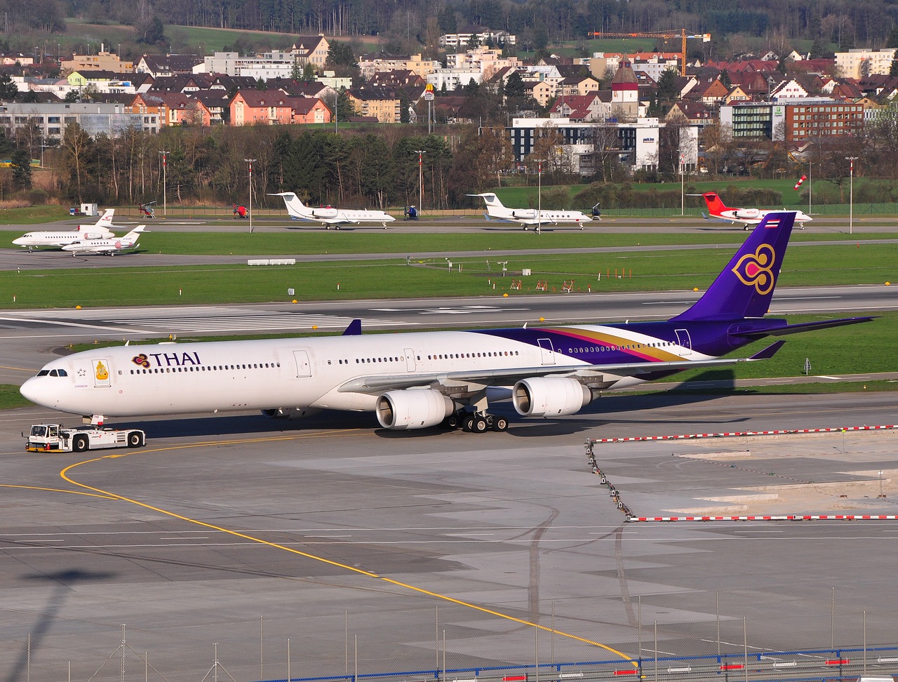 HS-TNB - A340-642 - Thai Airways International - ZRH - 11-04-2010c