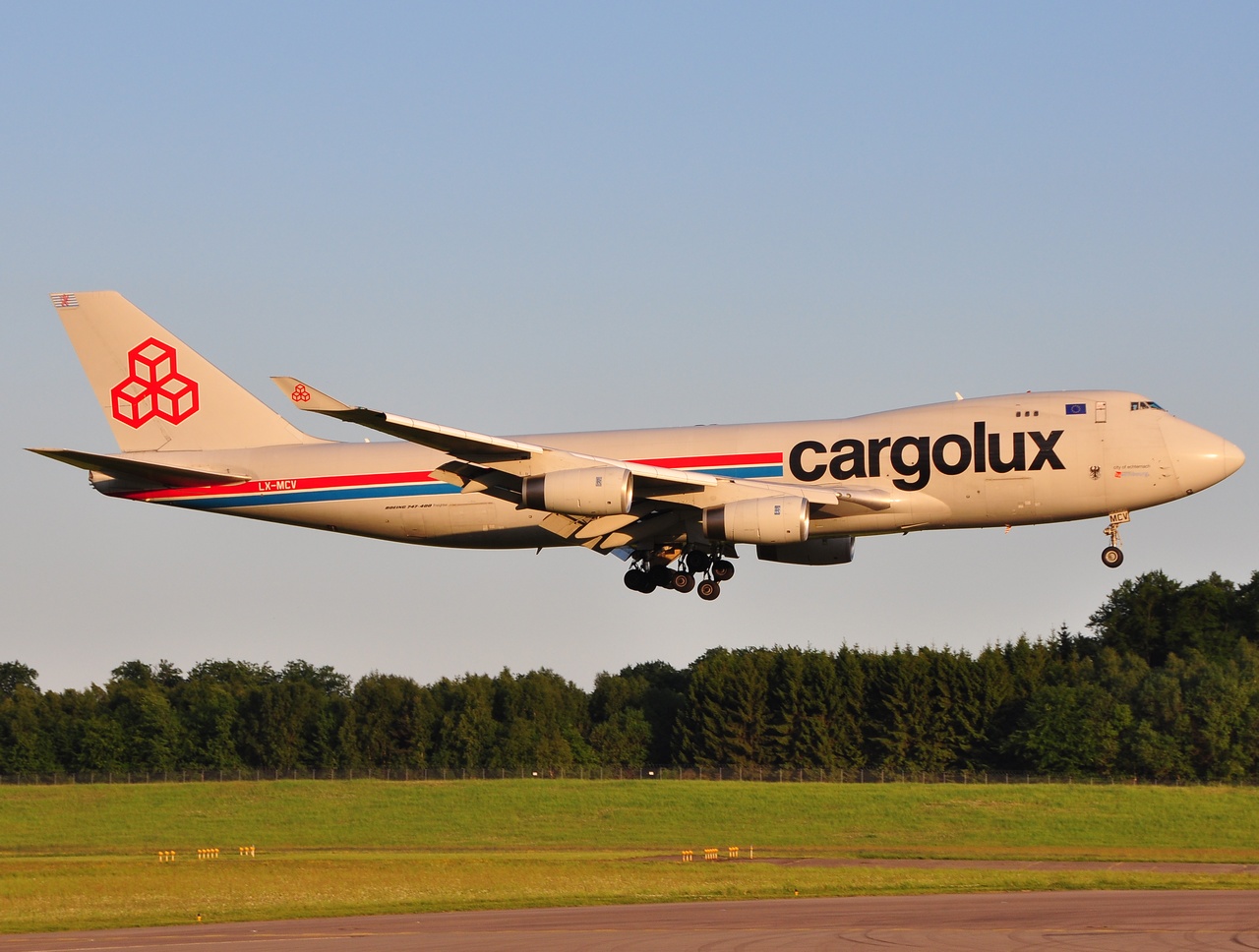 LX-MCV - 747-4R7F - Cargolux Airlines International - LUX - 24-05-2010