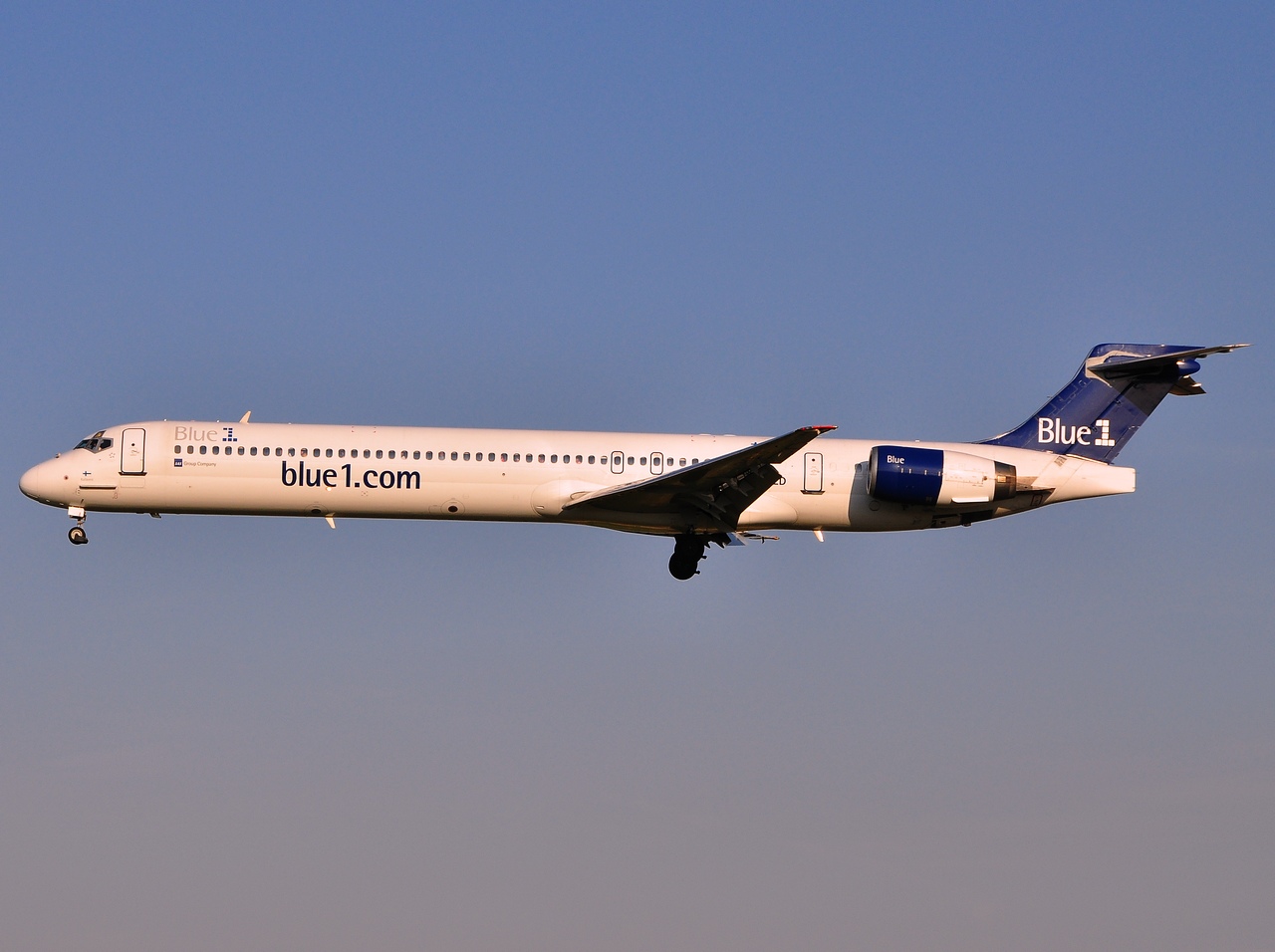 OH-BLD - MD-90-30 - Blue 1 - BRU - 22-04-2010
