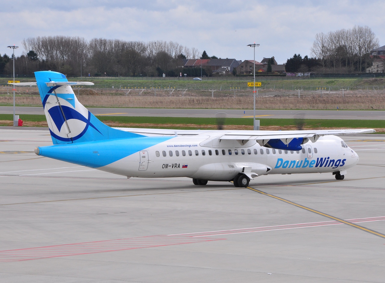 OM-VRA - ATR 72-202 - Danube Wings - CRL - 05-04-2010b