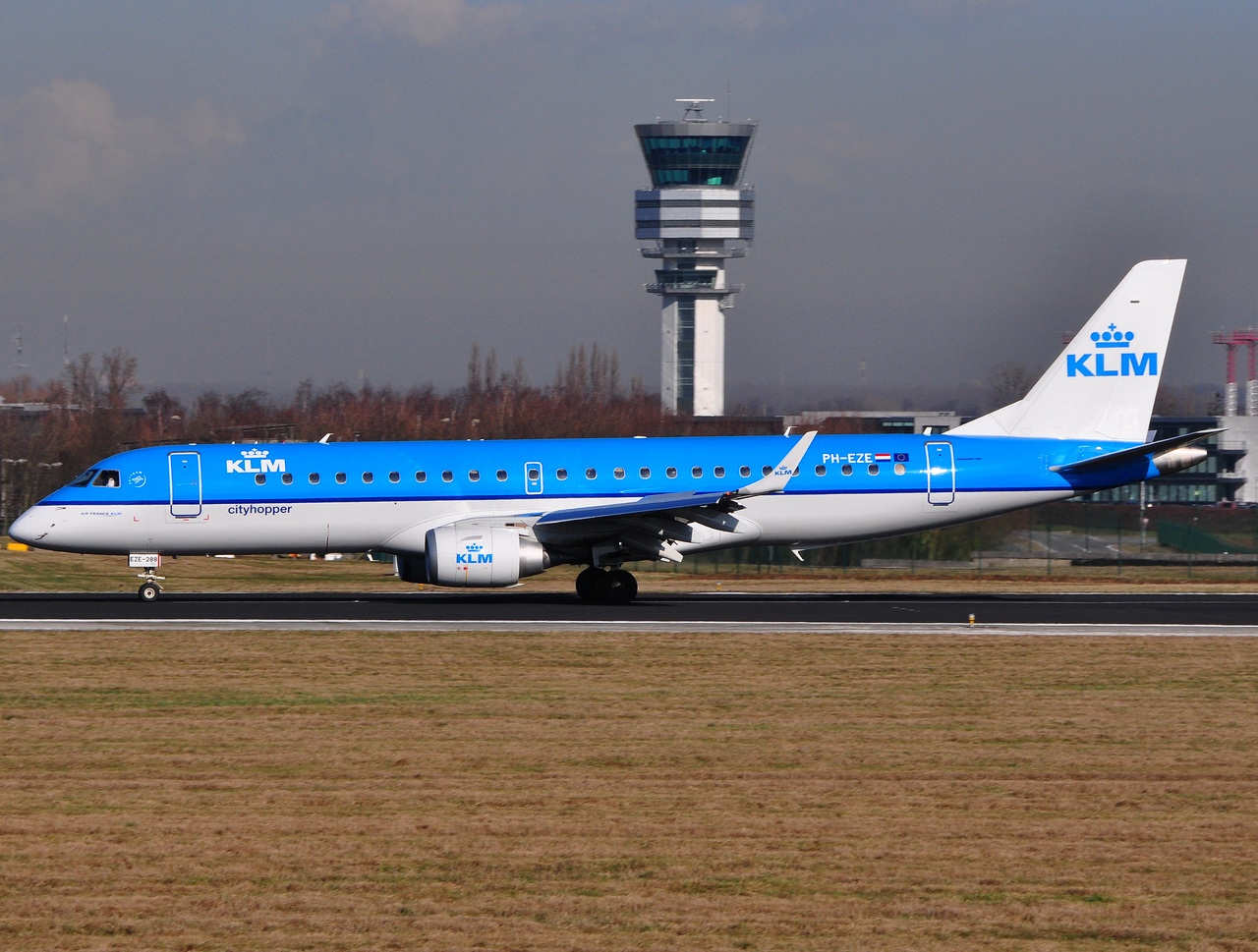 PH-EZE - ERJ-190STD (ERJ-190-100) - KLM Cityhopper - BRU - 02-03-2010