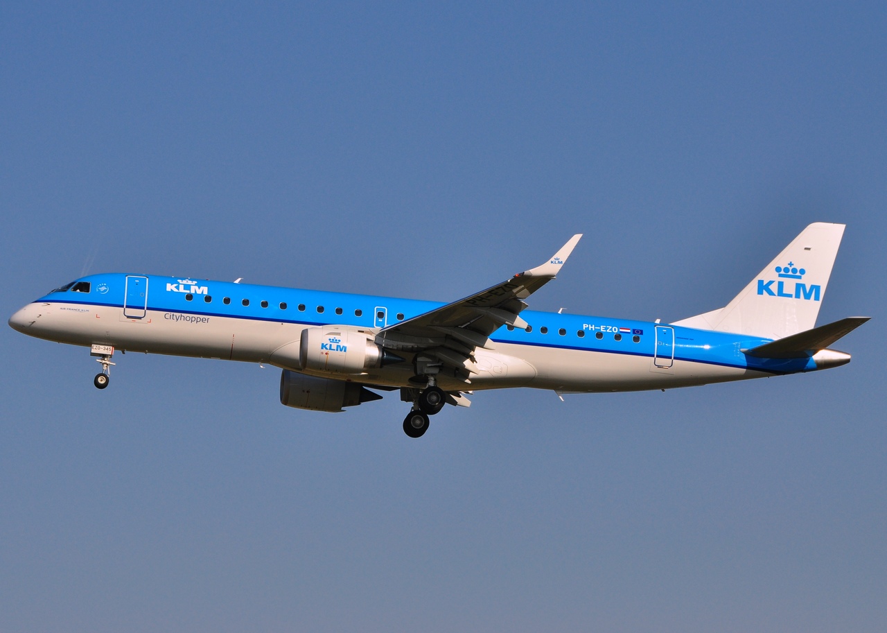 PH-EZO - ERJ-190STD (ERJ-190-100) - KLM Cityhopper - BRU - 23-04-2010