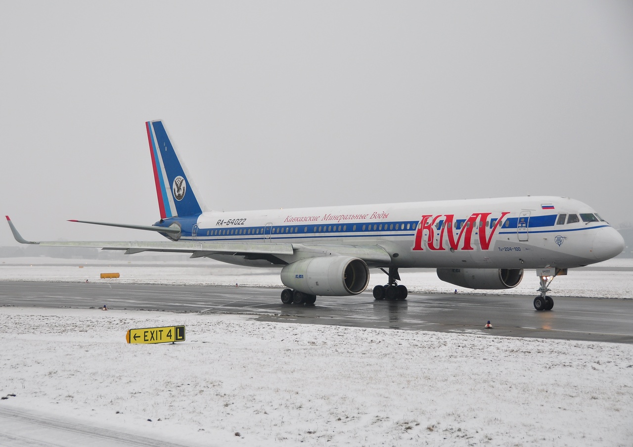 RA-64022 - Tupolev Tu-204-100 - KMV Mineralnye Vody Airlines - SZG - 09-01-2010b
