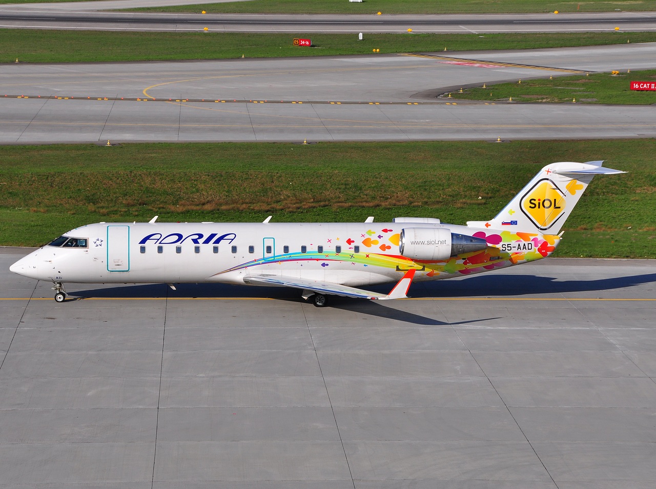 S5-AAD - CRJ-200LR - Adria Airways - ZRH - 11-04-2010b