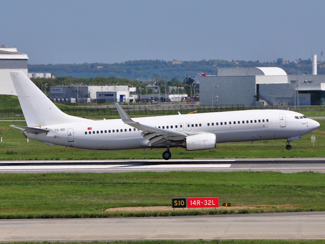 TC-SGI - 737-86J(WL) - Saga Airlines - TLS - 28-04-2010