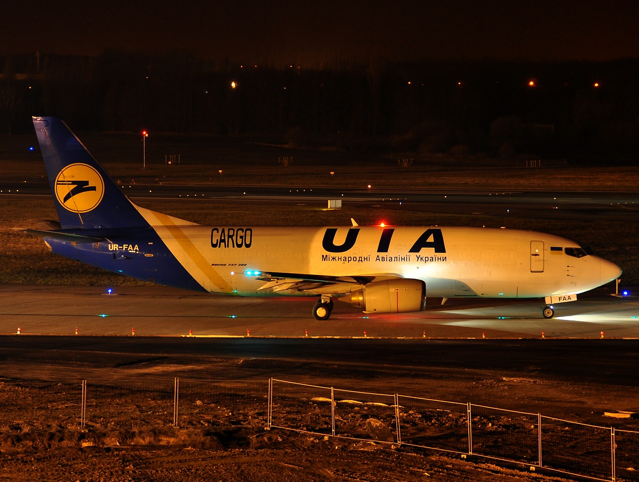 UR-FAA - 737-3Y0 - Ukraine International Airlines - LGG - 17-03-2010