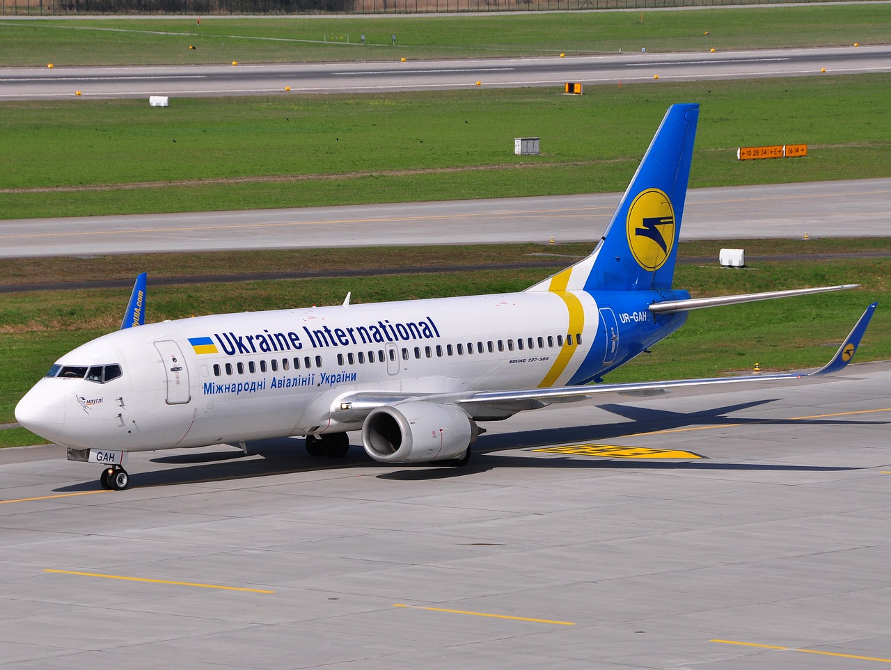 UR-GAH - 737-32Q(WL) - Ukraine International Airlines - ZRH - 11-04-2010