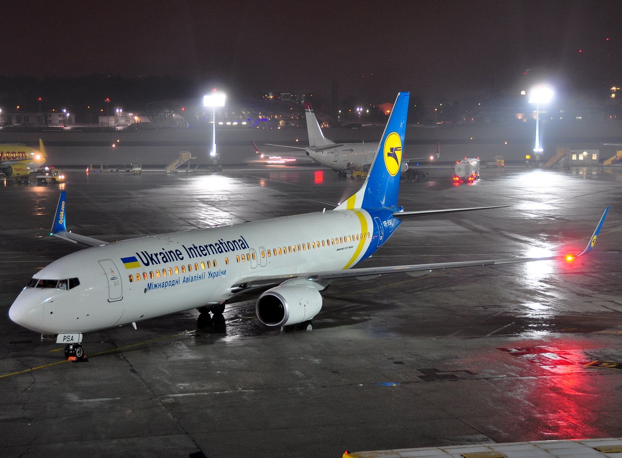 UR-PSA - 737-8HX(WL) - Ukraine International Airlines - SZG - 09-01-2010