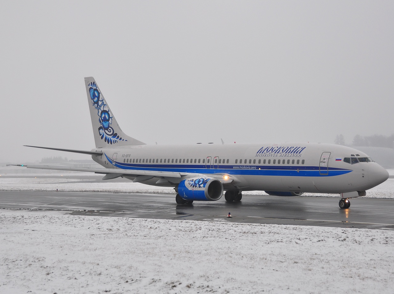 VQ-BFR - 737-883 - Moskovia Airlines - SZG - 09-01-2010b