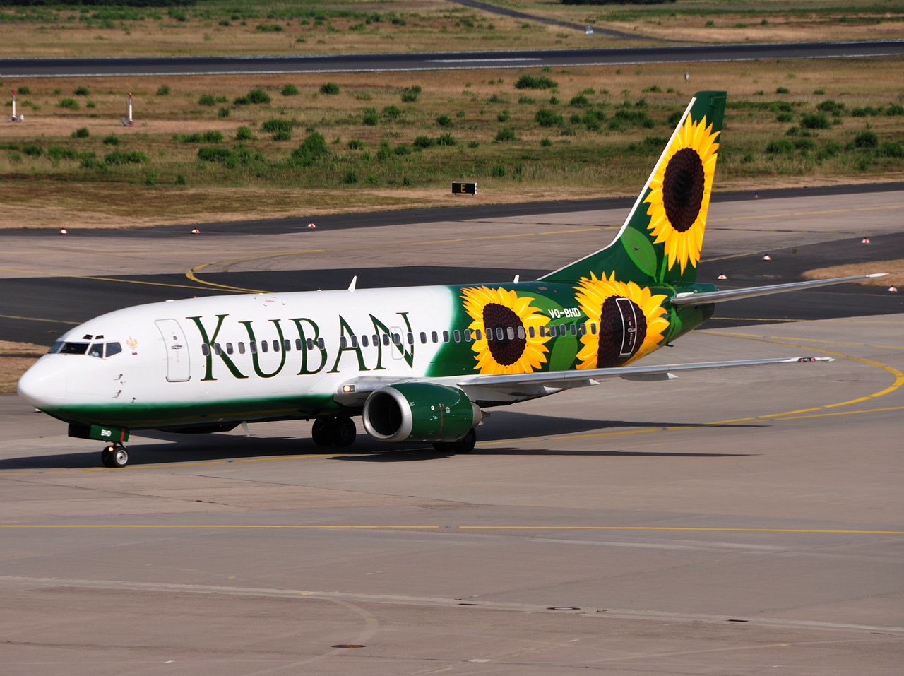 VQ-BHD - 737-3Q8 - Kuban Airlines - CGN - 10-07-2010b