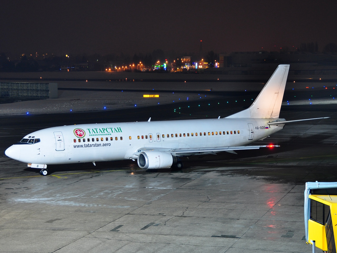 VQ-BOB - 737-4D7 - Tatarstan Airlines - SZG - 09-01-2010b