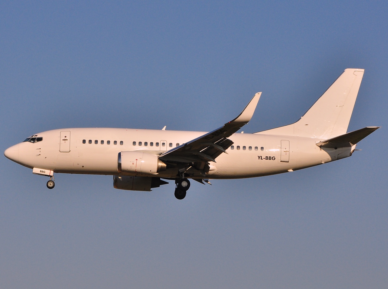 YL-BBG - 737-548(WL) - Air Baltic - BRU - 23-04-2010