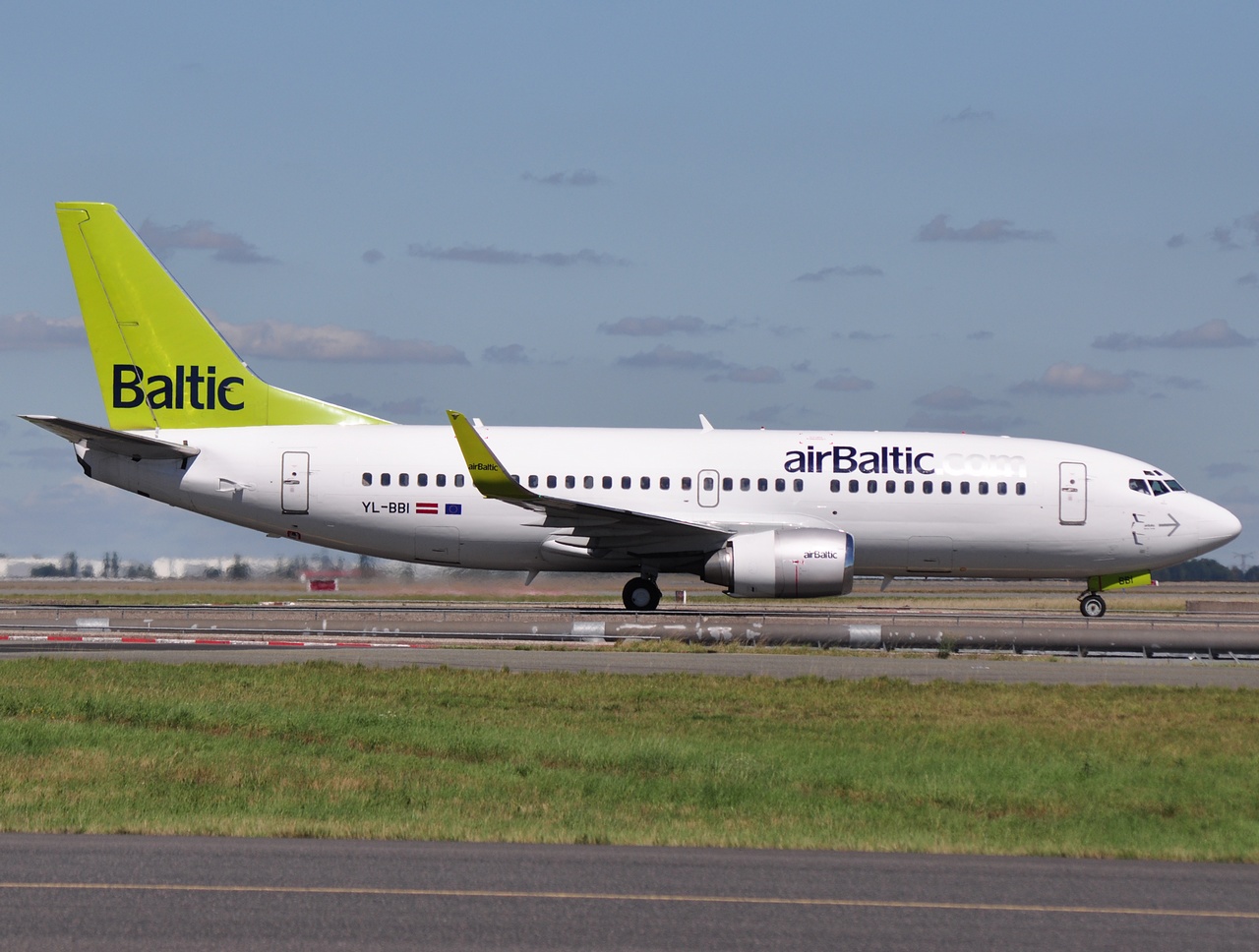YL-BBI - 737-33A(WL) - Air Baltic - CDG - 21-08-2010