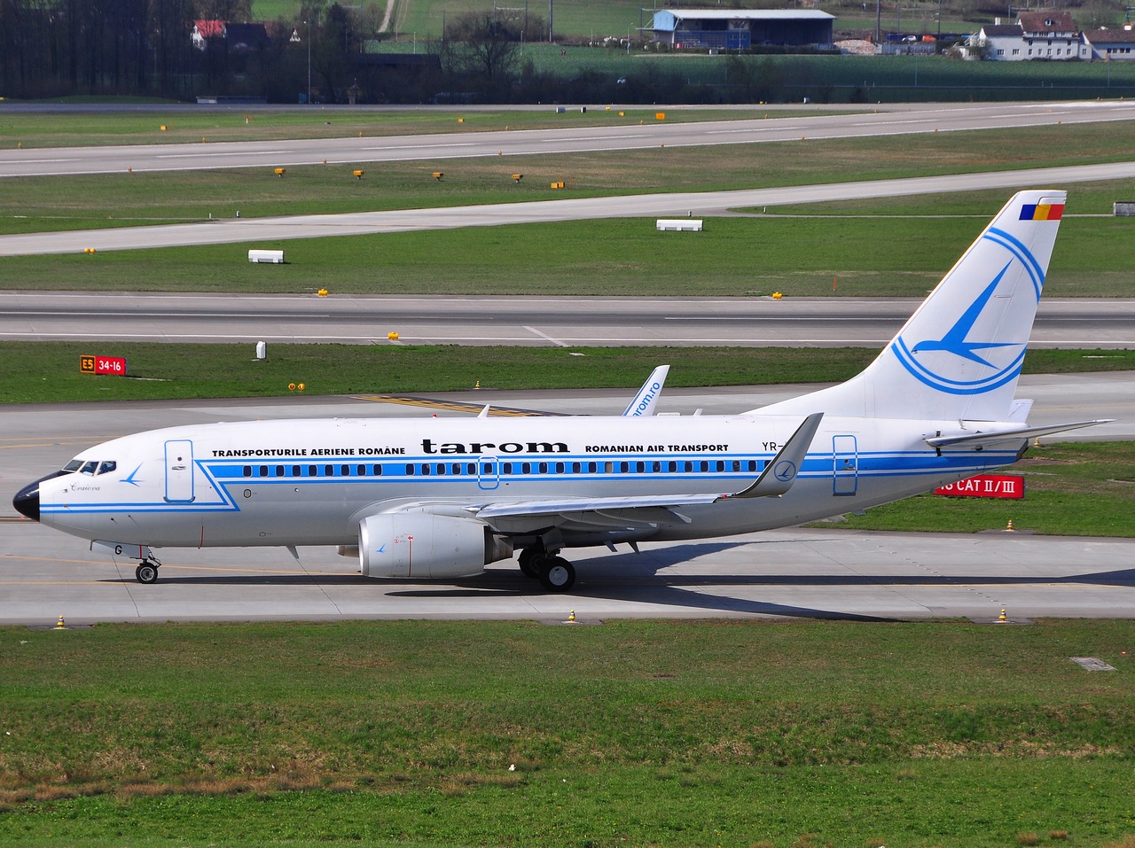 YR-BGG - 737-78J(WL) - Tarom - ZRH - 11-04-2010b