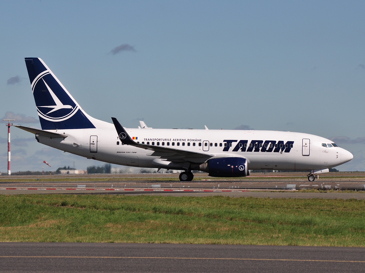 YR-BGI - 737-78J(WL) - Tarom - CDG - 21-08-2010