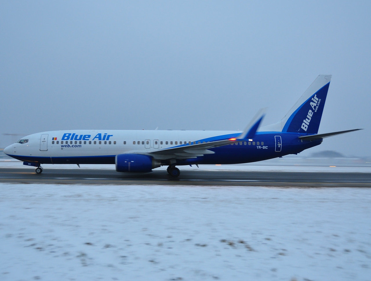 YR-BIC - 737-8BK(WL) - Blue Air - SZG - 09-01-2010