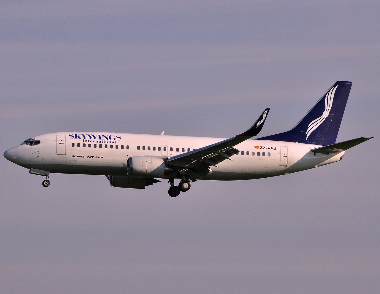 Z3-AAJ - 737-33A - Skywings International - BRU - 23-04-2010