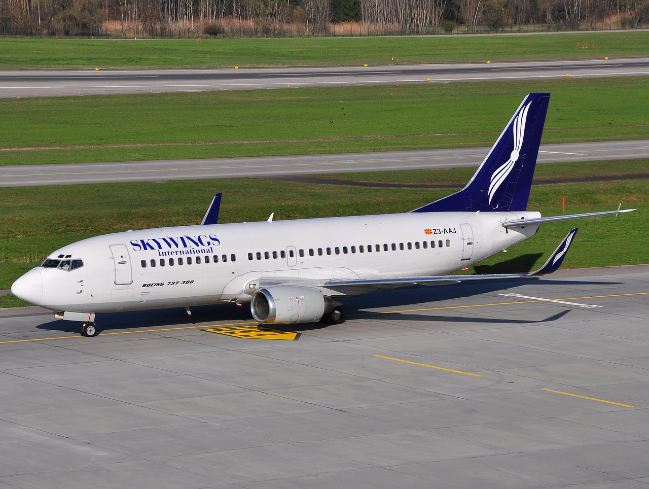 Z3-AAJ - 737-33A - Skywings International - ZRH - 11-04-2010