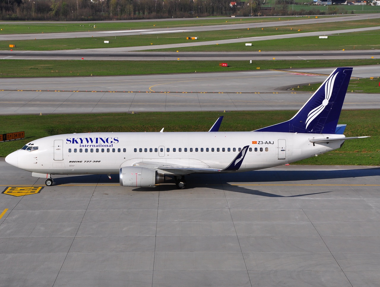 Z3-AAJ - 737-33A - Skywings International - ZRH - 11-04-2010b
