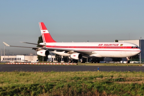 3B-NBD - A340-313 - Air Mauritius - CDG - 21-08-2010
