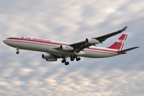 3B-NBJ - A340-313 - Air Mauritius - LHR - 29-08-2010