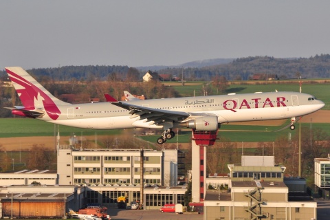 A7-AEG - A330-302 - Qatar Airways - ZRH - 11-04-2010b