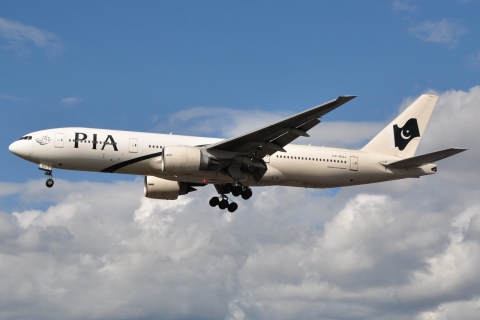 AP-BGJ - 777-240(ER) - PIA Pakistan International Airlines - LHR - 28-08-2010