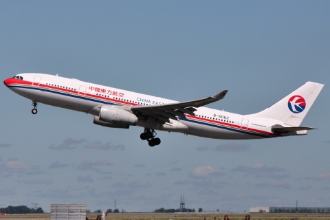 B-6082 - A330-243 - China Eastern Airlines - CDG - 21-08-2010